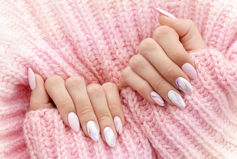 Manicura de uñas de mármol rosa